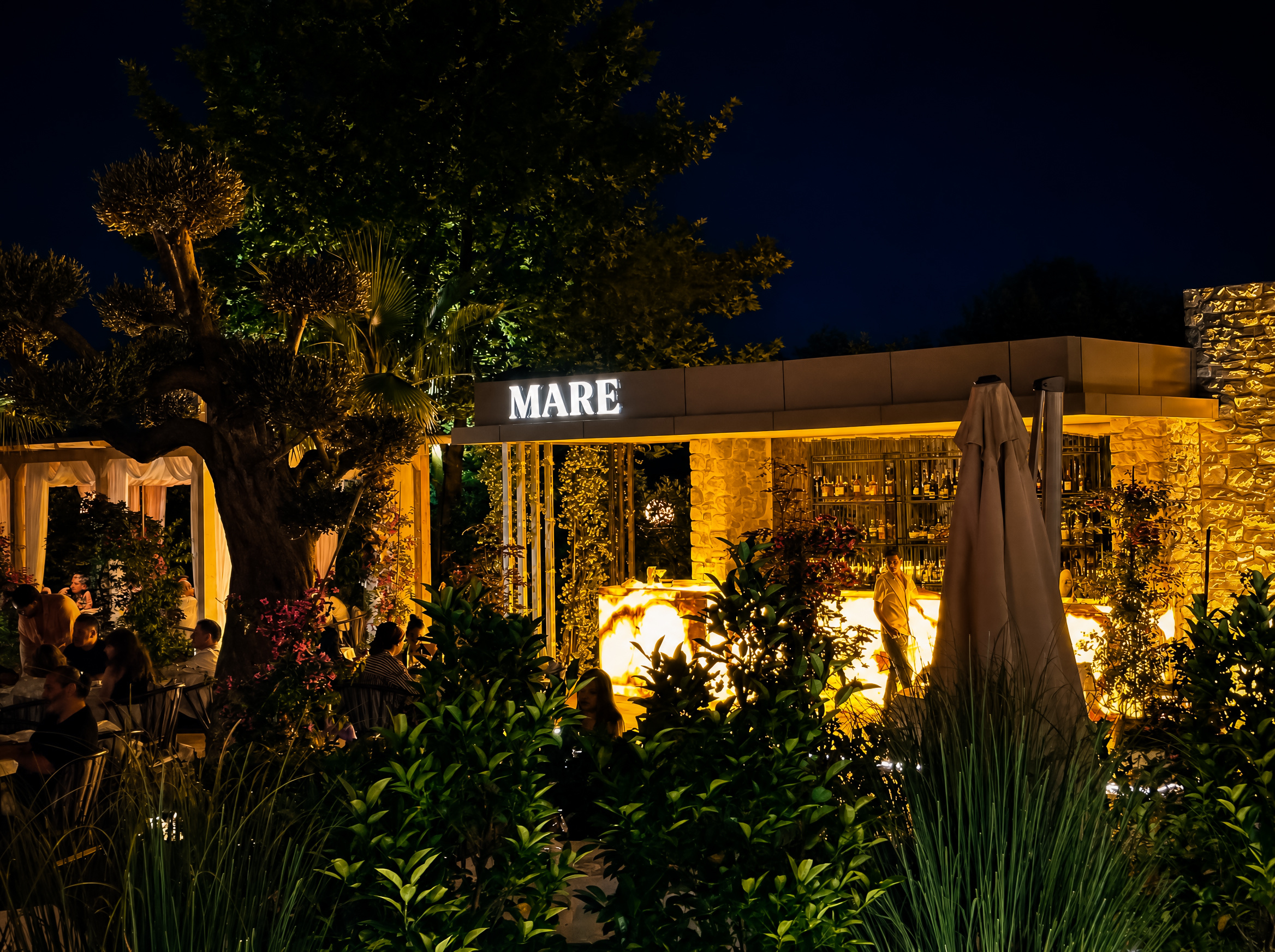Bahçede akşam ışıkları — Sapanca'da yazın açık hava restoranı Mare Gastro